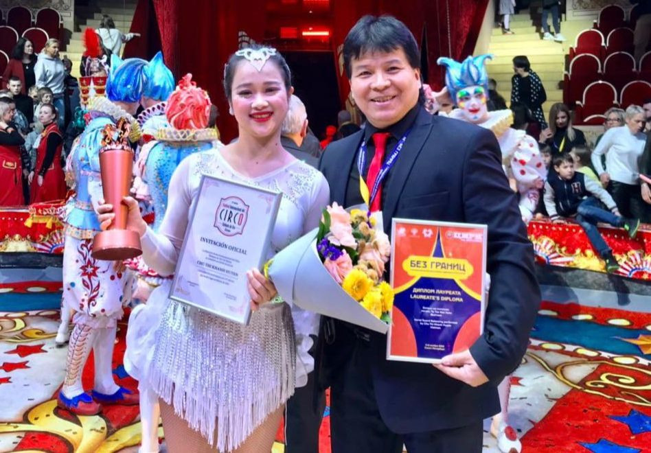 NSND Tống Toàn Thắng và nghệ sĩ trẻ Chu Khánh Huyền đã giành Giải Ngựa đồng tại Liên hoan Xiếc quốc tế “Không biên giới” tại Sankt-Peterburg, Nga NSND Tống Toàn Thắng và nghệ sĩ trẻ Chu Khánh Huyền đã giành Giải Ngựa đồng tại Liên hoan Xiếc quốc tế “Không biên giới” tại Sankt-Peterburg, Nga