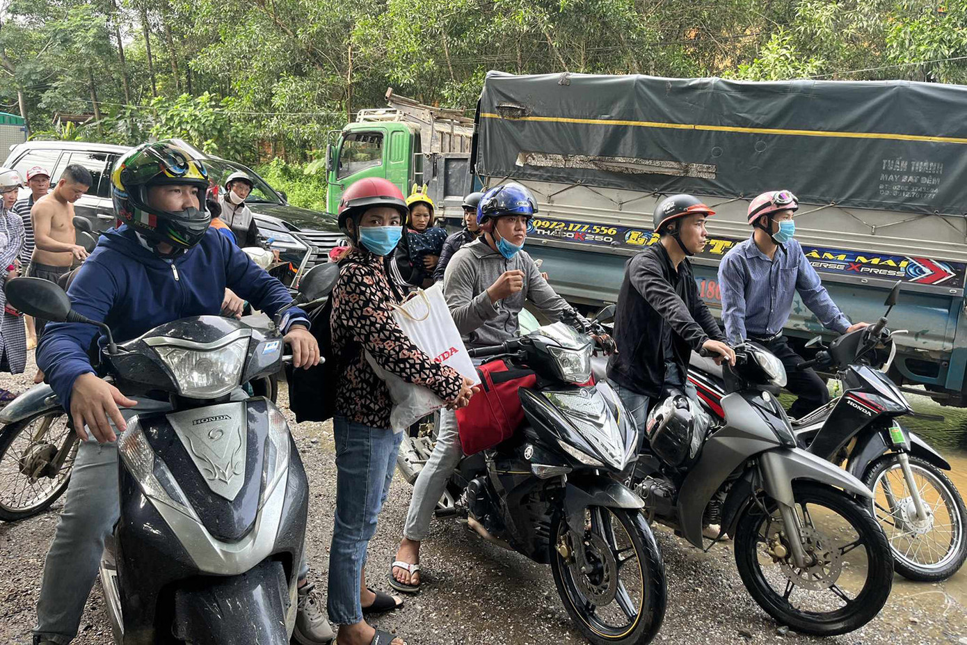 Phương tiện xe máy, ô tô con không thể lưu thông qua đoạn ngập lụt. Ảnh: CACC Phương tiện xe máy, ô tô con không thể lưu thông qua đoạn ngập lụt. Ảnh: CACC