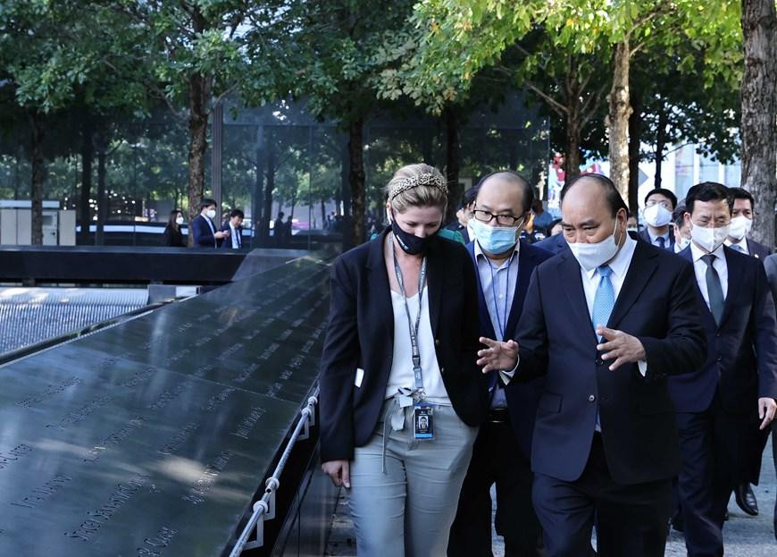 Chuyến thăm diễn ra chỉ 2 tuần sau lễ kỷ niệm trong 20 năm vụ khủng bố ngày 11/9, khiến hơn 3.000 người thiệt mạng. Trong ảnh: Chủ tịch nước Nguyễn Xuân Phúc thăm Khu tưởng niệm các nạn nhân của vụ khủng bố 11/9. (Ảnh: Thống Nhất/TTXVN) Chuyến thăm diễn ra chỉ 2 tuần sau lễ kỷ niệm trong 20 năm vụ khủng bố ngày 11/9, khiến hơn 3.000 người thiệt mạng. Trong ảnh: Chủ tịch nước Nguyễn Xuân Phúc thăm Khu tưởng niệm các nạn nhân của vụ khủng bố 11/9. (Ảnh: Thống Nhất/TTXVN)