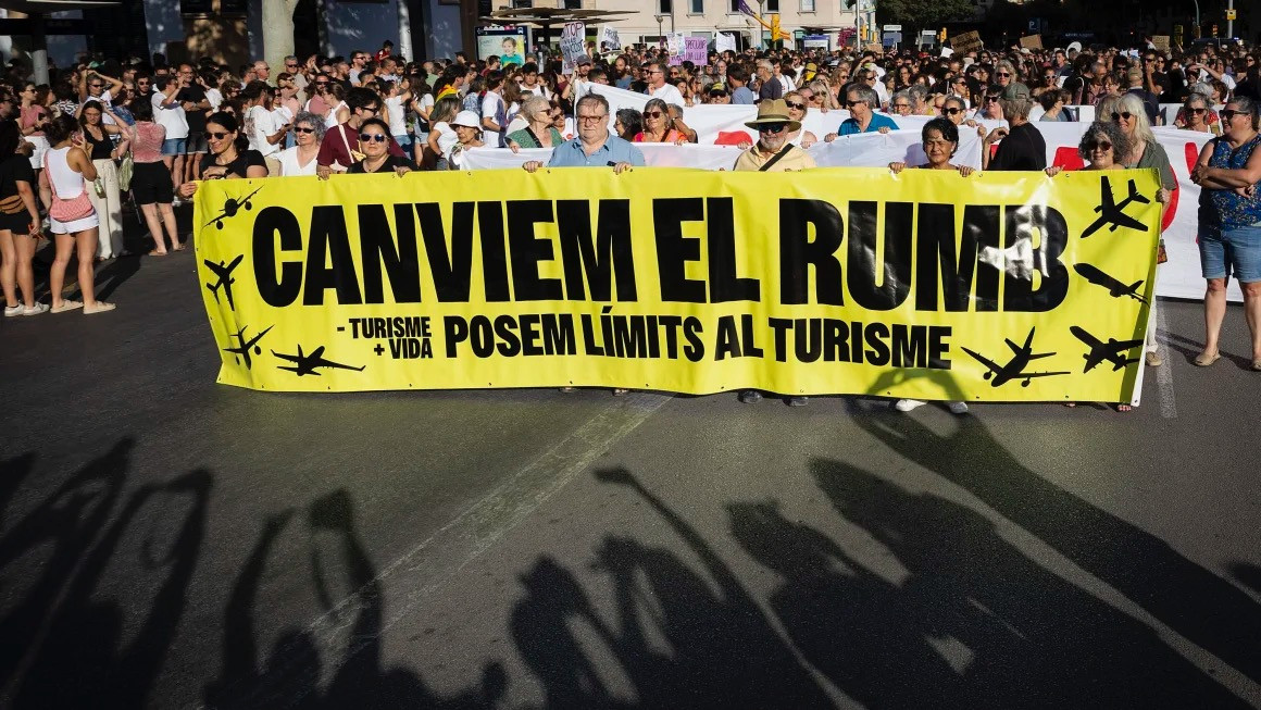 Người dân địa phương xuống đường biểu tình với biểu ngữ “Hãy thay đổi hướng đi”.