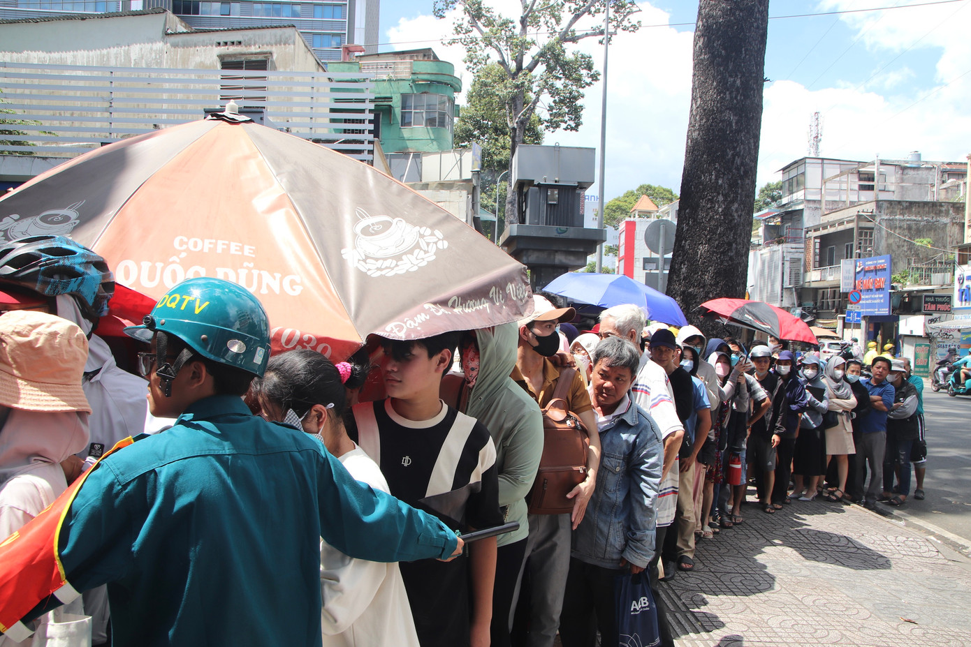 Lực lượng dân phòng, bảo vệ dân phố có mặt tại trụ sở Công ty SJC để điều phối và giữ trật tự. Lực lượng dân phòng, bảo vệ dân phố có mặt tại trụ sở Công ty SJC để điều phối và giữ trật tự.