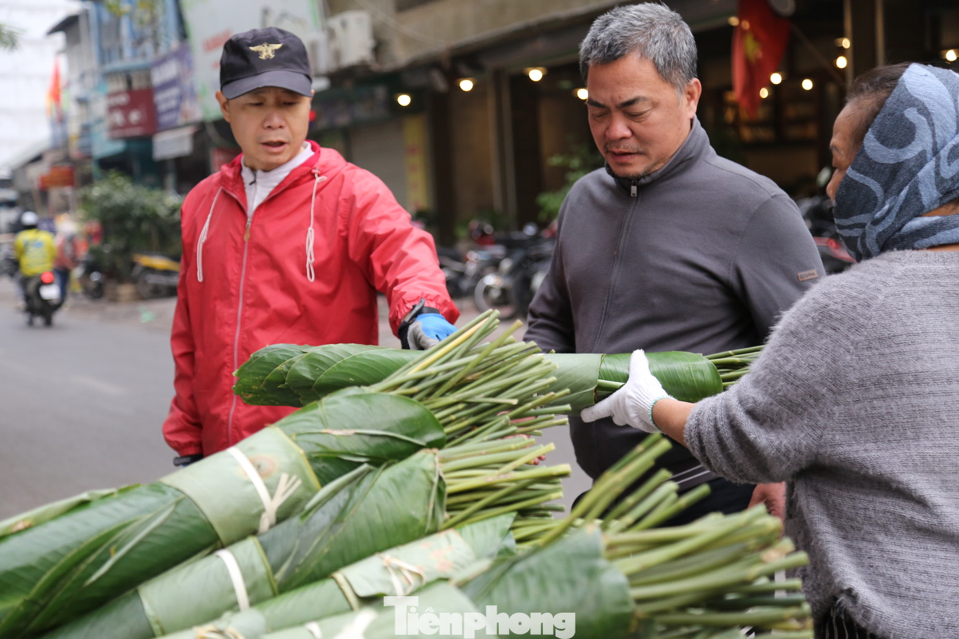Ông Dương - nhà ở Quan Hoa, Cầu Giấy - đạp xe đến chợ lá dong truyền thống Trần Quý Cáp để tự lựa chọn những bó lá đẹp nhất, tươi nhất.