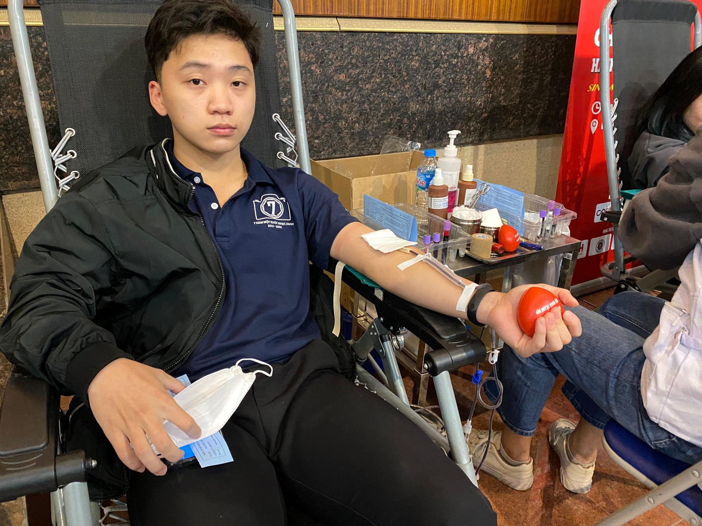 Bạn Phạm Đức Nguyên (sinh viên năm 3 khoa Cơ khí Động lực đại học Bách Khoa) chia sẻ: &quot;Từ ngày vào trường thì đây là lần thứ 2 Chủ nhật Đỏ tổ chức tại Bách Khoa, nhưng vì một số lý do riêng đây là lần đầu mình tham gia chương trình, cũng là lần thứ 2 mình tham gia hiến máu. Mình thấy chương trình được tổ chức khá quy mô với nhiều hoạt động như xếp hình, diễu hành và có sự tham gia của nhiều, hoa hậu, người đẹp, diễn viên nổi tiếng. Các hoạt động như này khá ý nghĩa, góp phần thôi thúc động lực hiến máu vì cộng đồng của em và các bạn sinh viên khác.&quot;