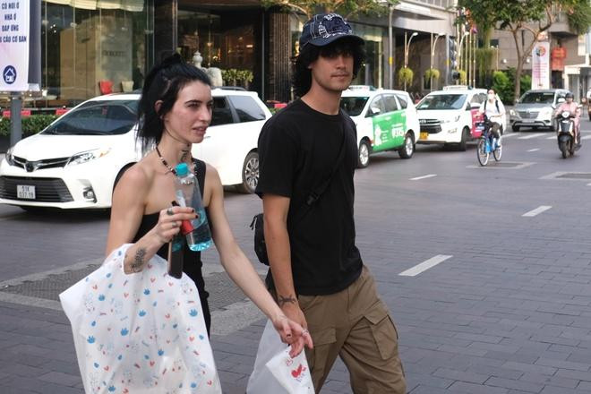 Nữ du khách Australia và bạn trai tự tin băng qua đường.