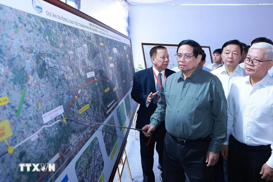 Thủ tướng Phạm Minh Chính xem bản đồ hướng tuyến dự án cao tốc TPHCM - Thủ Dầu Một - Chơn Thành. (Ảnh: Dương Giang/TTXVN)