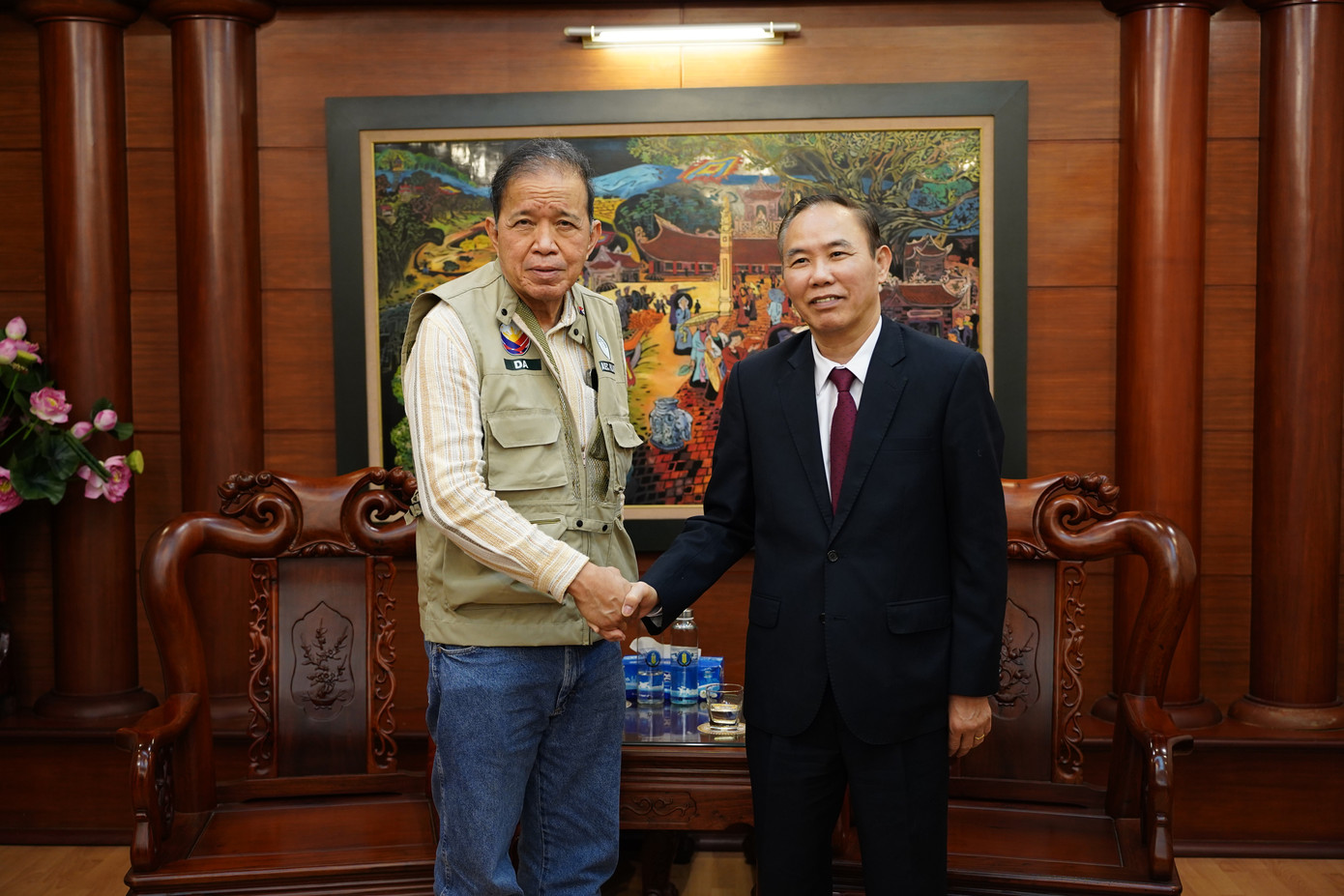 Ông Constante (bên trái) trao đổi với Thứ trưởng Bộ NN&amp;PTNT Phùng Đức Tiến.