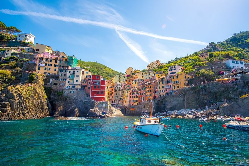 Những tòa nhà tuyệt đẹp như ngọc của Cinque Terre thu hút hàng triệu du khách mỗi năm. Ảnh: Unsplash.