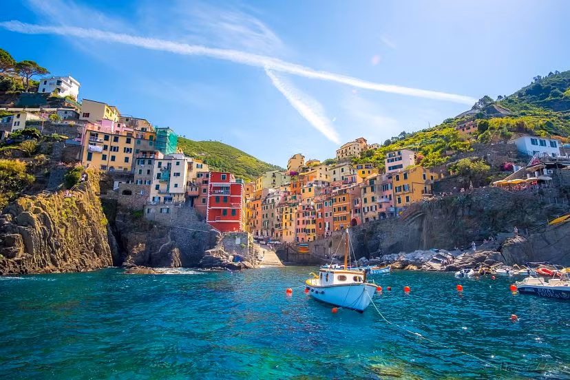 Những tòa nhà tuyệt đẹp như ngọc của Cinque Terre thu hút hàng triệu du khách mỗi năm. Ảnh: Unsplash. Những tòa nhà tuyệt đẹp như ngọc của Cinque Terre thu hút hàng triệu du khách mỗi năm. Ảnh: Unsplash.