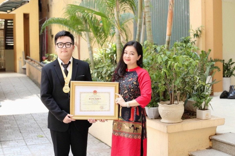 Nguyễn Đình Lê Duy và cô giáo tại Việt Nam.