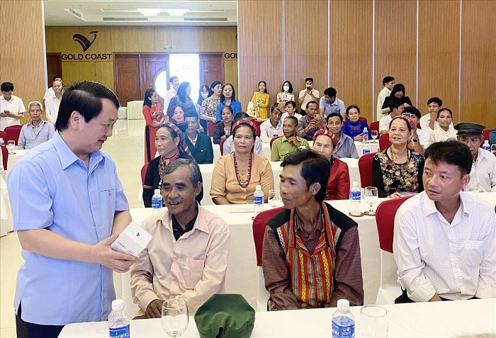 Bộ trưởng, Chủ nhiệm UBDT Hầu A Lềnh trò chuyện với các đại biểu tham dự buổi gặp mặt. Ảnh: Báo Dân Tộc