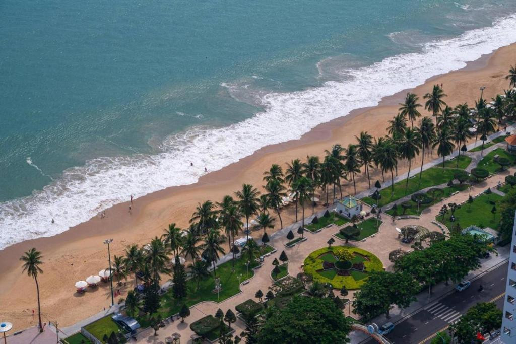 Bãi biển Nha Trang được nhiều du khách yêu thích.