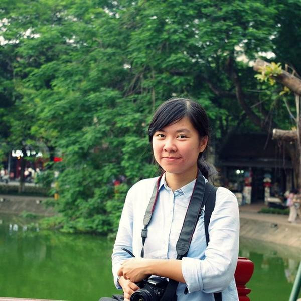 Cô gái trưởng thành trong một gia đình có nền tảng giáo dục tốt.