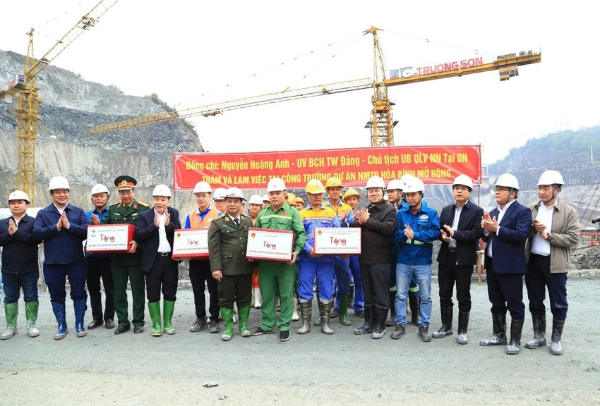 Lãnh đạo CMSC, Đảng ủy Khối Doanh nghiệp Trung ương, Cục An ninh kinh tế và EVN trao quà động viên lực lượng lao động trên công trường.