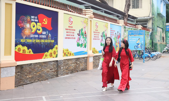 Để đón Tết nguyên đán Ất Tỵ 2025 và kỷ niệm 95 năm Ngày thành lập Đảng Cộng sản Việt Nam (3/2/1930-3/2/2025), khu vực trung tâm Thành phố Hồ Chí Minh đã trang hoàng rực rỡ với nhiều pano, áp phích chào mừng, tạo không khí vui tươi, phấn khởi. (Ảnh: Anh Tuấn/TTXVN)