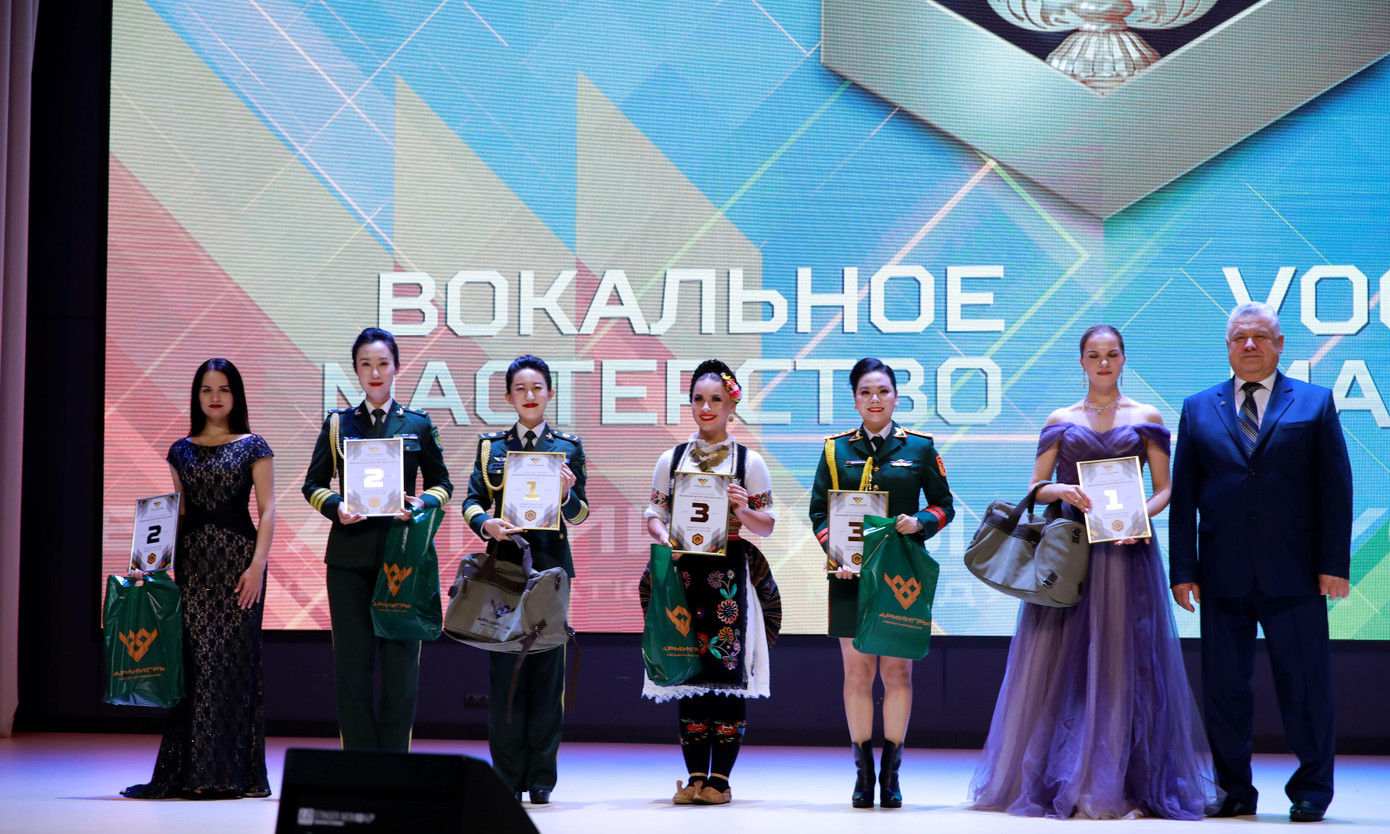 Ca sĩ Lương Nguyệt Anh (thứ ba từ phải qua) nhận giải Ba hát đơn nữ Ca sĩ Lương Nguyệt Anh (thứ ba từ phải qua) nhận giải Ba hát đơn nữ