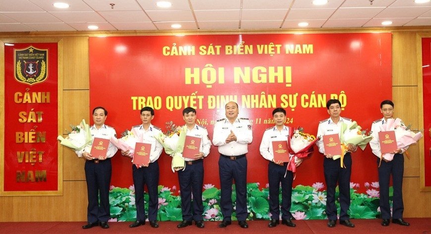 Thừa ủy quyền của Thủ trưởng Bộ Quốc phòng, Trung tướng Lê Quang Đạo trao các quyết định bổ nhiệm cho 6 đồng chí thuộc Cục Hậu cần - Kỹ thuật Cảnh sát biển. Thừa ủy quyền của Thủ trưởng Bộ Quốc phòng, Trung tướng Lê Quang Đạo trao các quyết định bổ nhiệm cho 6 đồng chí thuộc Cục Hậu cần - Kỹ thuật Cảnh sát biển.