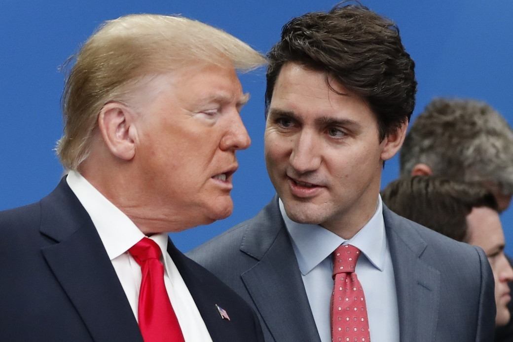 Ông Trump (trái) và Thủ tướng Canada Justin Trudeau trao đổi riêng tại bên lề Hội nghị thượng đỉnh NATO ở London, Anh, tháng 12/2019. Ảnh: Politico