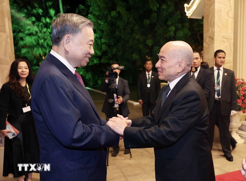 Chủ tịch nước Tô Lâm và Quốc vương Norodom Sihamoni chúc mừng mối quan hệ giữa Việt Nam và Campuchia ngày càng phát triển. (Ảnh: Nhan Sáng/TTXVN)