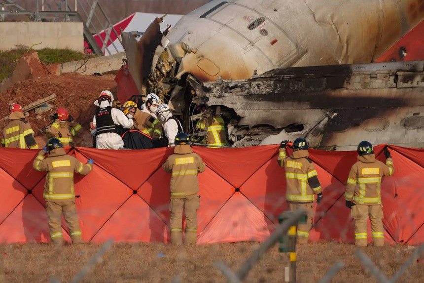 Chuyến bay của Jeju Air chệch khỏi đường băng khi hạ cánh và đâm vào tường rào tại Sân bay quốc tế Muan. Ảnh: New York Times. Chuyến bay của Jeju Air chệch khỏi đường băng khi hạ cánh và đâm vào tường rào tại Sân bay quốc tế Muan. Ảnh: New York Times.