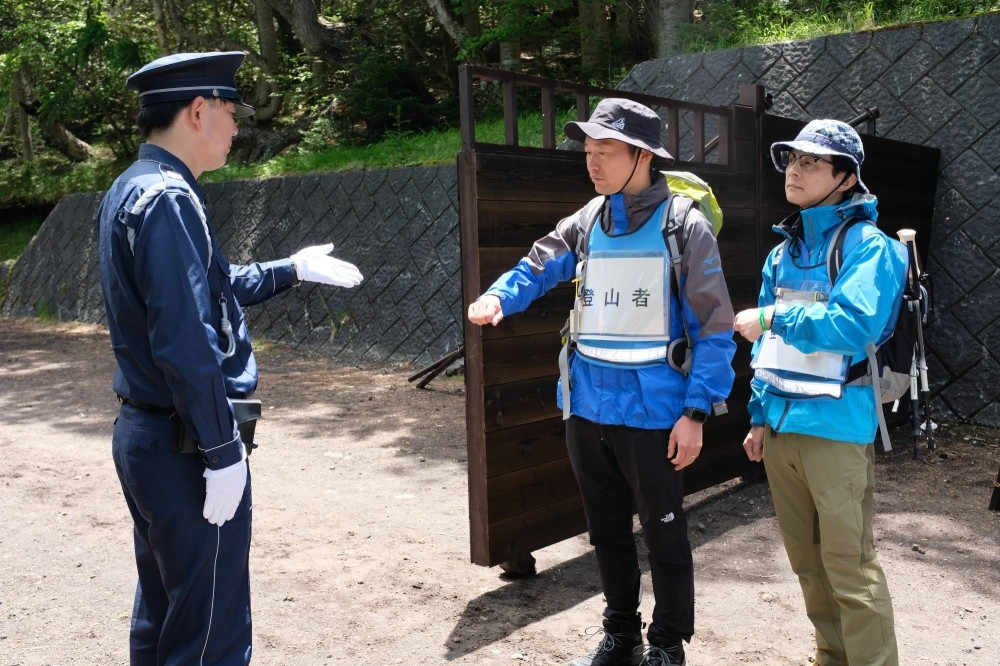 Nhân viên kiểm tra vé vào cửa của các du khách. Ảnh: Yukana inoue. Nhân viên kiểm tra vé vào cửa của các du khách. Ảnh: Yukana inoue.