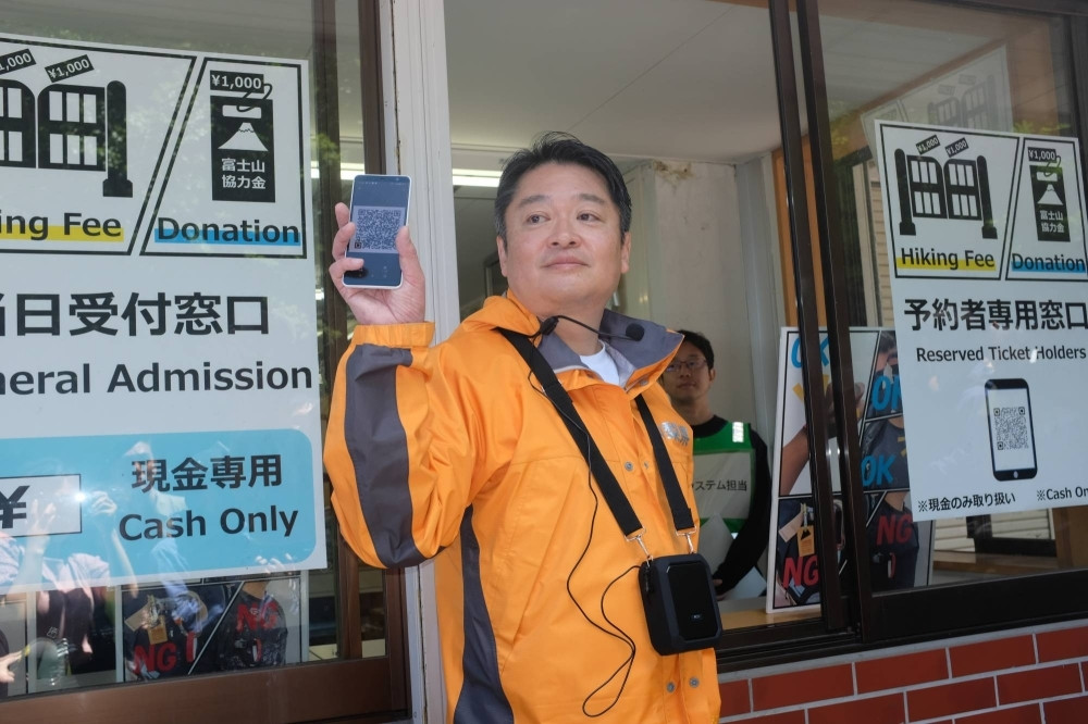 Thống đốc Yamanashi Kotaro Nagasaki hướng dẫn du khách cách làm thủ tục đăng ký vào cửa. Ảnh: Yukana inoue. Thống đốc Yamanashi Kotaro Nagasaki hướng dẫn du khách cách làm thủ tục đăng ký vào cửa. Ảnh: Yukana inoue.