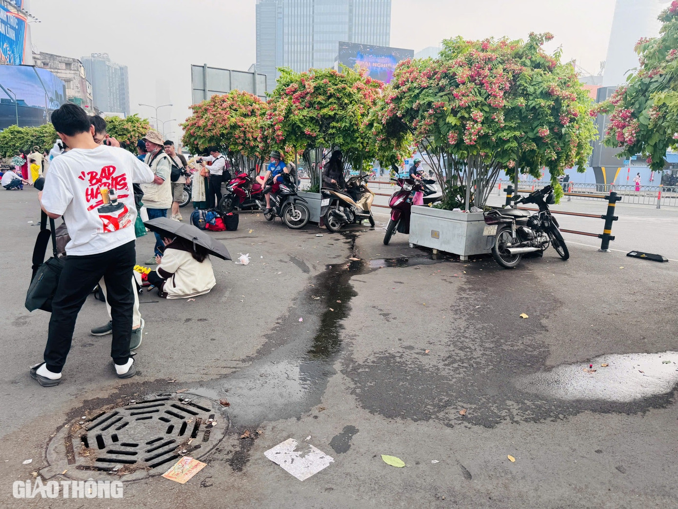 Thêm vào đó, nhiều người dân bán nước để các bao đá ở gần chậu cây, nước trong bao chảy xuống vào các ống cống rất mất mỹ quan.