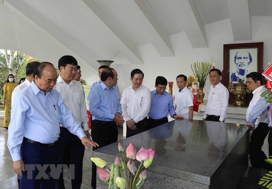 Chủ tịch nước Nguyễn Xuân Phúc tại Khu di tích cụ Phó bảng Nguyễn Sinh Sắc. (Ảnh: Thống Nhất/TTXVN)