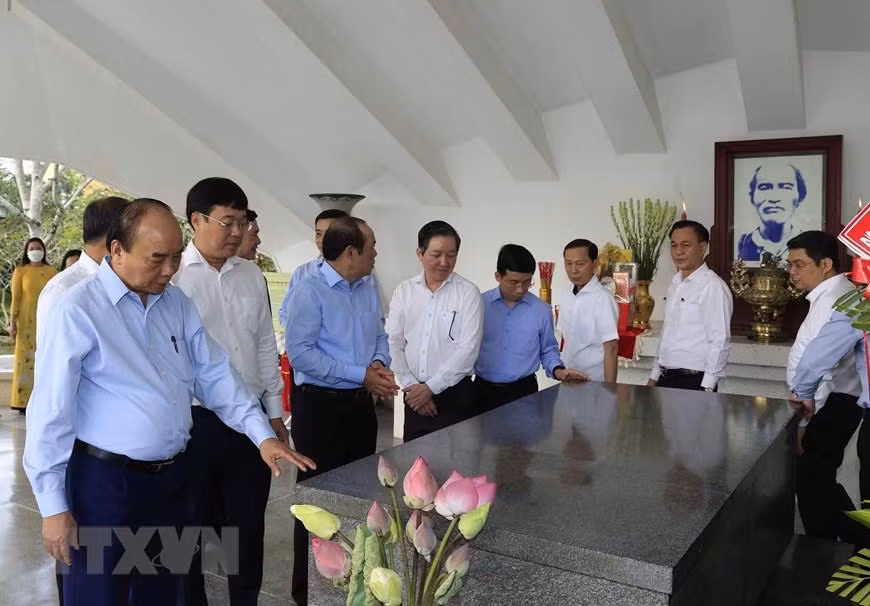 Chủ tịch nước Nguyễn Xuân Phúc tại Khu di tích cụ Phó bảng Nguyễn Sinh Sắc. (Ảnh: Thống Nhất/TTXVN)