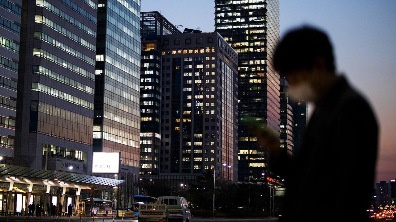 Góp tiền, cùng xây chung cư là phương án được nhiều người tìm đến khi muốn sở hữu căn hộ. Ảnh: SeongJoon Cho/Bloomberg /Getty.