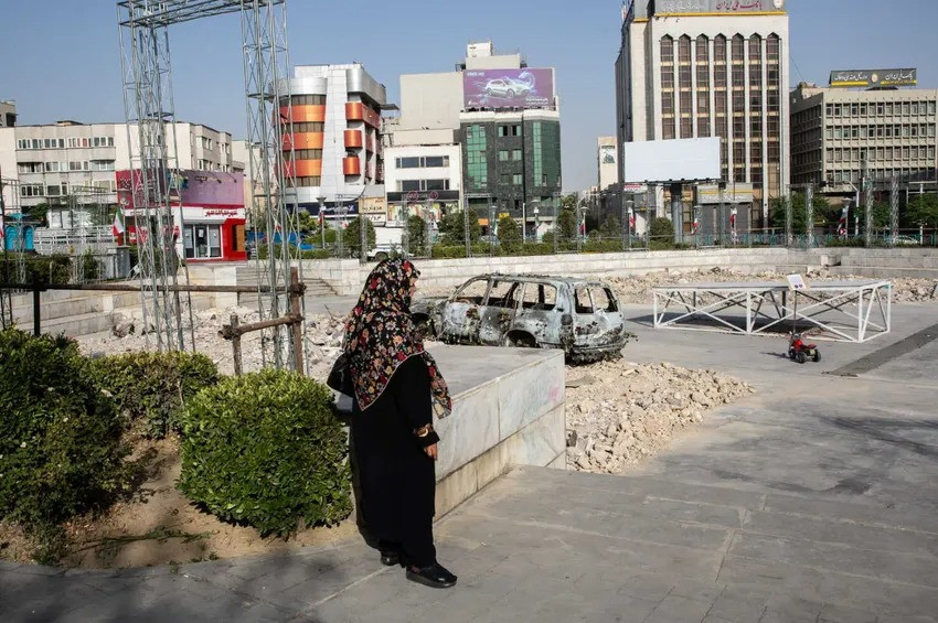 Một chiếc xe bị cháy ở thủ đô Tehran sau cuộc không kích của Israel.