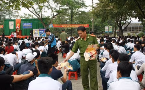 Lực lượng chức năng đa dạng các hình thức tuyên truyền về phòng chống tội phạm buôn bán người.
