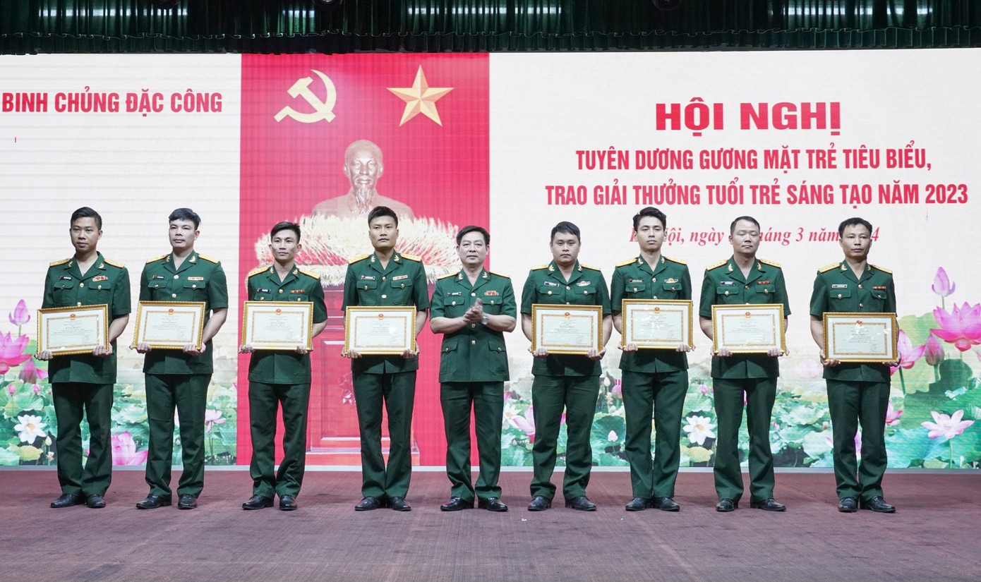 Lãnh đạo Cục Chính trị Binh chủng Đặc công trao thưởng các tác giả đoạt giải A trong tham gia hoạt động Tuổi trẻ sáng tạo của Binh chủng năm 2023. Lãnh đạo Cục Chính trị Binh chủng Đặc công trao thưởng các tác giả đoạt giải A trong tham gia hoạt động Tuổi trẻ sáng tạo của Binh chủng năm 2023.