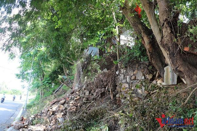 Một nhà dân trên đường Trần Phú bị nước cuốn trôi hàng rào bằng gạch, sạt lở lớn Một nhà dân trên đường Trần Phú bị nước cuốn trôi hàng rào bằng gạch, sạt lở lớn