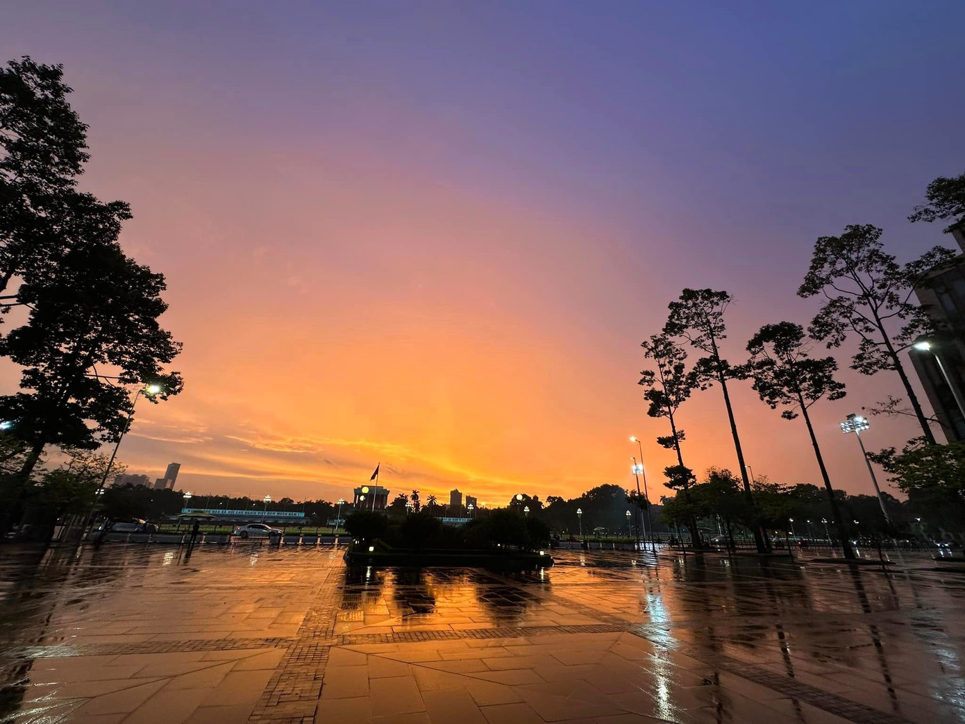 Sau khi cầu vồng xuất hiện trên bầu trời vào giờ tan tầm. Người dân Hà Nội lại được chứng kiến một hoàng hôn đẹp đến khó tả. Ảnh: FB Ngọc Bích Vũ.