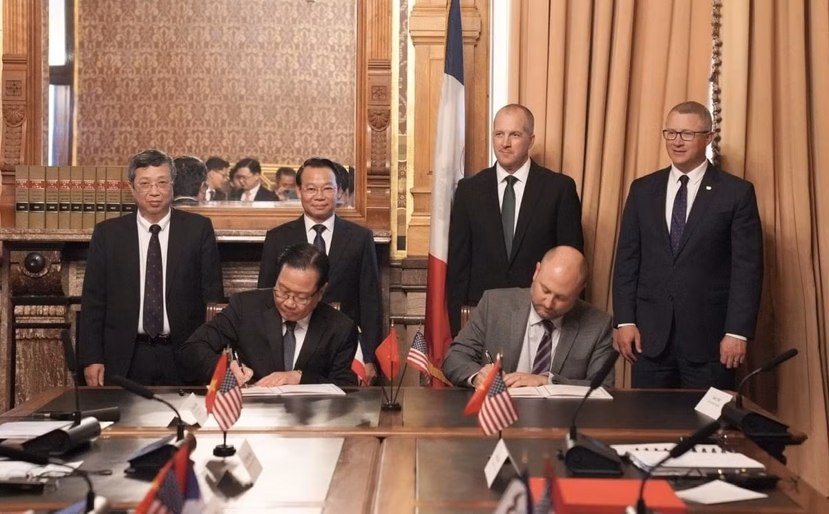 Lãnh đạo Bộ NN&amp;MT Việt Nam và Bộ Nông nghiệp bang Iowa chứng kiến lễ ký kết bản ghi nhớ hợp tác thương mại nông lâm thủy sản. Ảnh: Đoàn đàm phán.