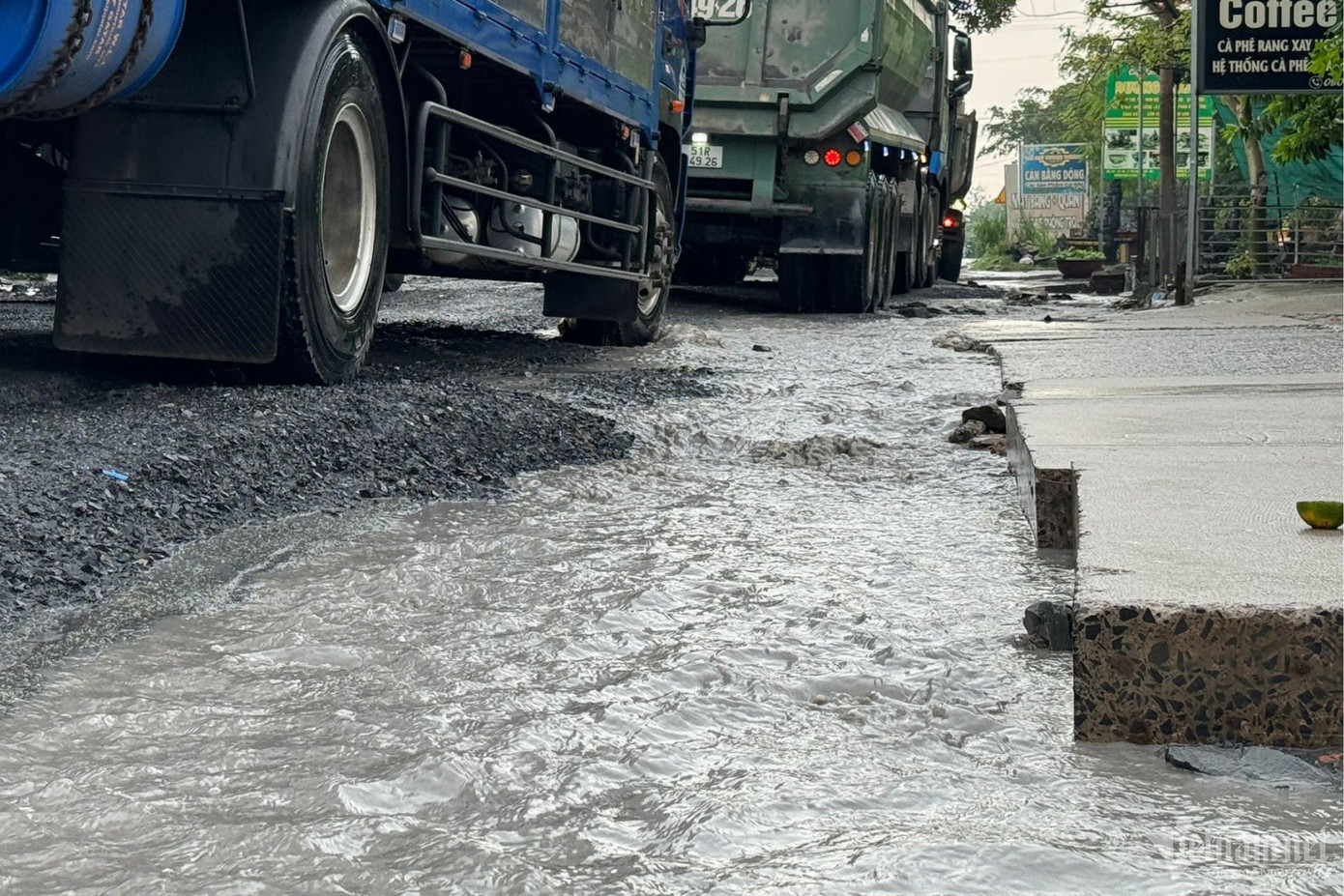 Theo phản ánh của người dân, tình trạng này đã kéo dài nhiều năm, mặc dù đã có nhiều kiến nghị và đề xuất sửa chữa. Tuy nhiên, các cơ quan chức năng vẫn chưa có động thái xử lý dứt điểm.