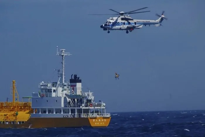 Một người phụ nữ được trực thăng của lực lượng bảo vệ bờ biển Nhật Bản giải cứu ngoài khơi Nojimazaki, quận Chiba, Nhật Bản hôm thứ Tư. Ảnh: Lực lượng bảo vệ bờ biển Nhật Bản Một người phụ nữ được trực thăng của lực lượng bảo vệ bờ biển Nhật Bản giải cứu ngoài khơi Nojimazaki, quận Chiba, Nhật Bản hôm thứ Tư. Ảnh: Lực lượng bảo vệ bờ biển Nhật Bản