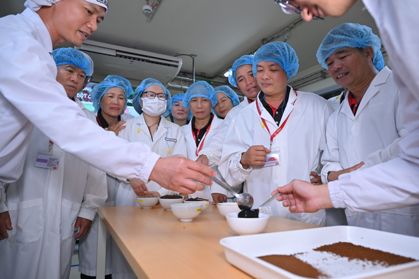 Nông dân NESCAFE PLAN tìm hiểu quy trình sản xuất từ hạt cà phê ra thành phẩm Nông dân NESCAFE PLAN tìm hiểu quy trình sản xuất từ hạt cà phê ra thành phẩm