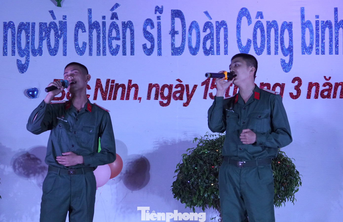 Hai chiến sĩ Tiểu đoàn 2, Lữ đoàn Công binh 229 thể hiện khả năng ca hát tại đêm sinh nhật đồng đội.