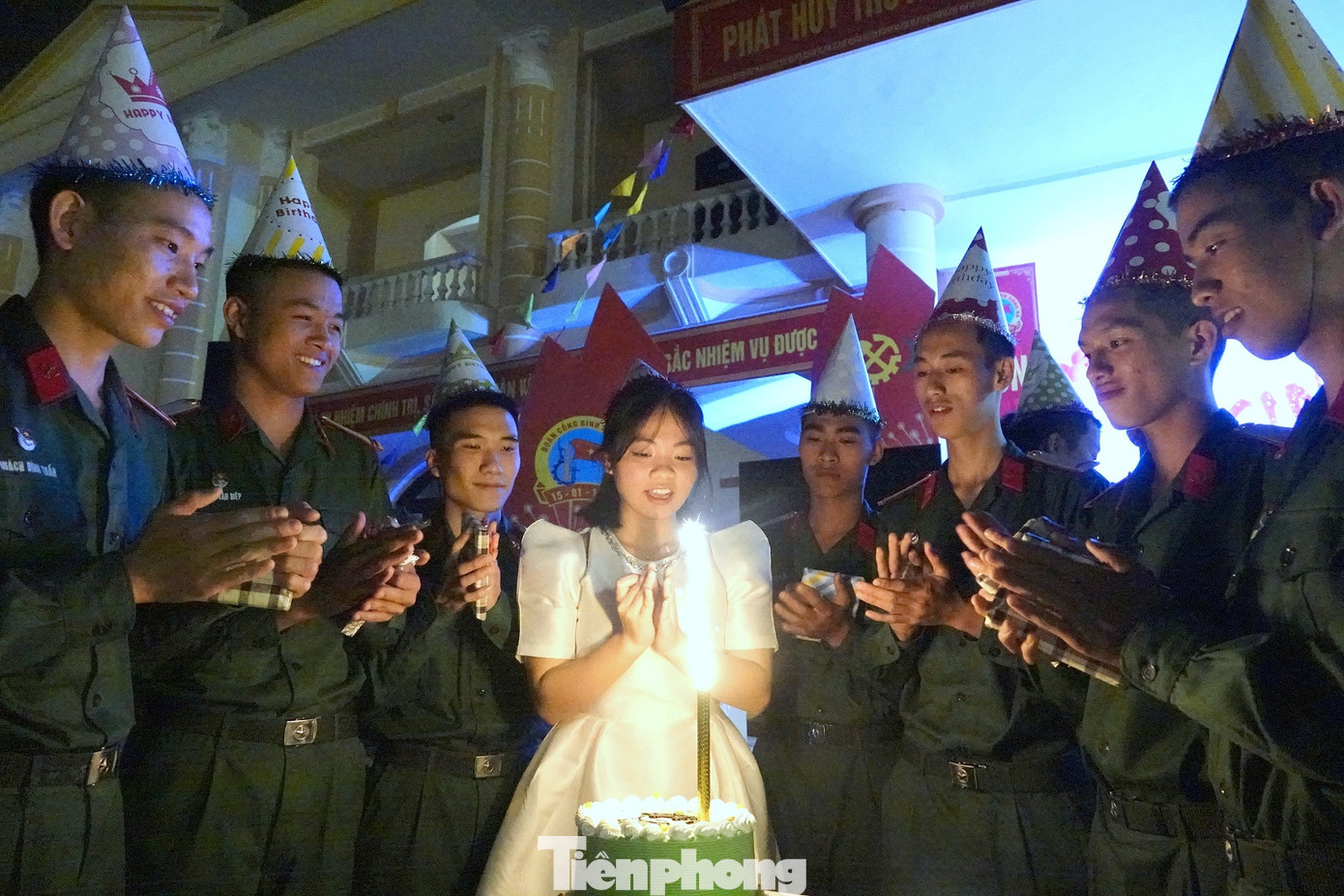 Tuổi trẻ Tiểu đoàn 2 và đơn vị kết nghĩa cùng thổi nến sinh nhật.