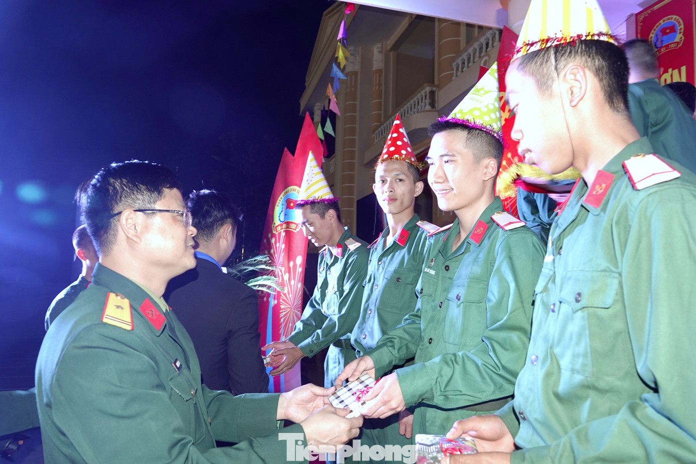 Thiếu tá Nguyễn Văn Vũ - Chính trị viên Tiểu đoàn 2 (Lữ đoàn Công binh 229) trao quà sinh nhật tặng các chiến sĩ.