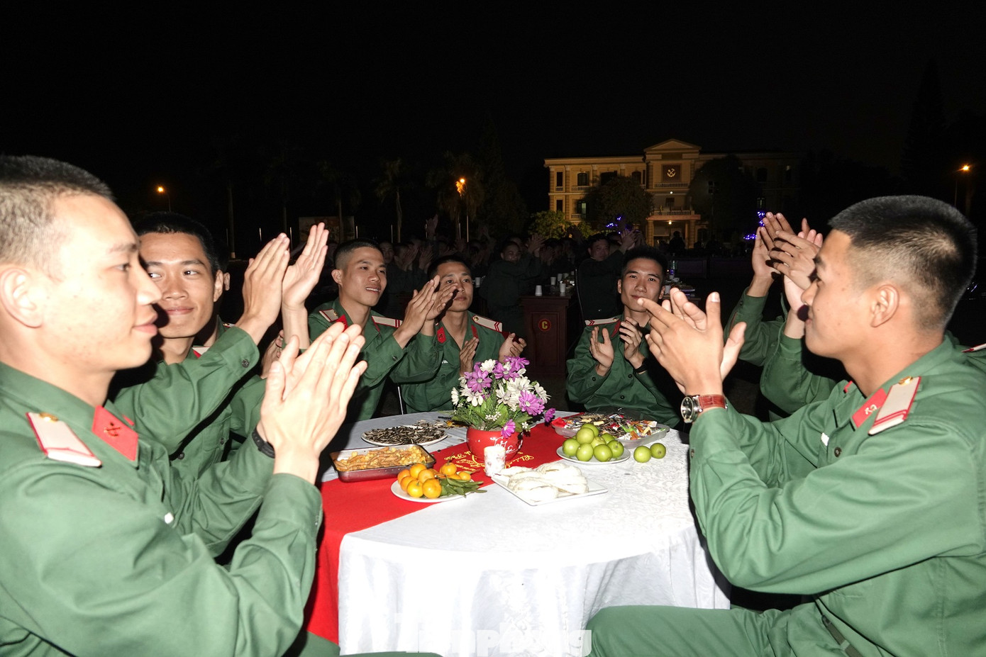 Đặc biệt, chương trình có sự tham gia trải nghiệm sinh nhật trong quân ngũ lần đầu tiên của 180 chiến sĩ mới nhập ngũ đầu năm 2023.