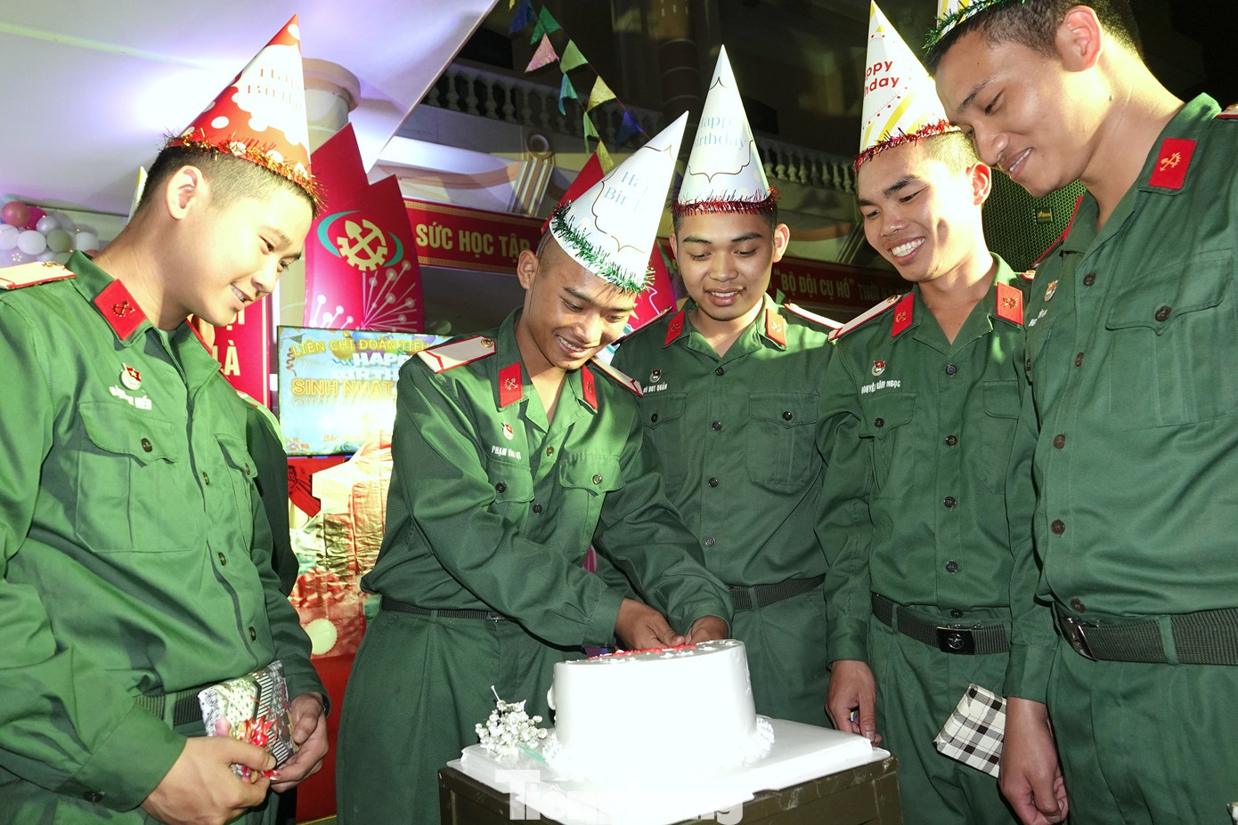 Cắt bánh mừng sinh nhật