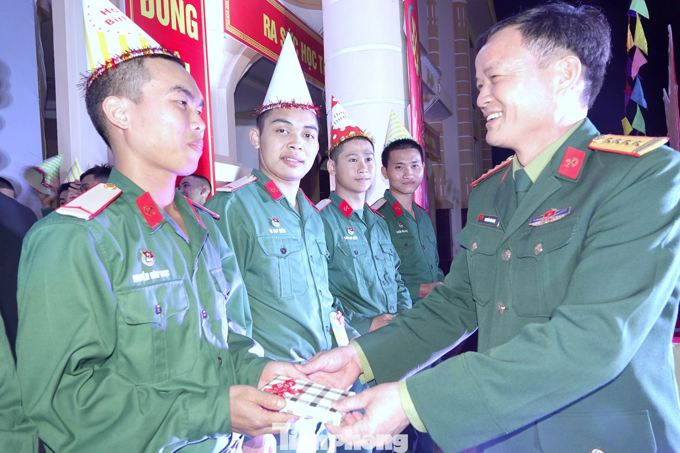 Đại tá Nguyễn Văn Nghị - Bí thư Đảng ủy, Chính ủy Lữ đoàn Công binh 229 tặng quà sinh nhật cho các chiến sĩ