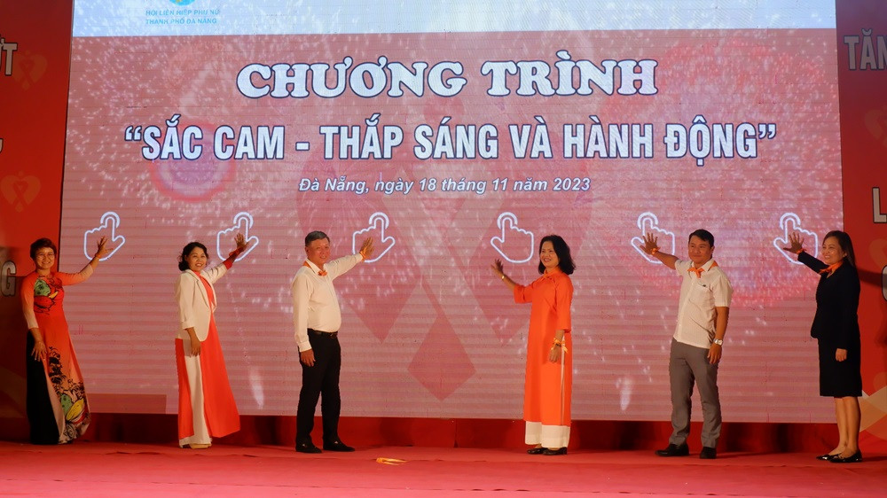 Nghi thức khai mạc chương trình “Sắc Cam - Thắp sáng và hành động” năm 2023"
