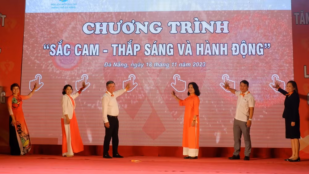Nghi thức khai mạc chương trình “Sắc Cam - Thắp sáng và hành động” năm 2023"