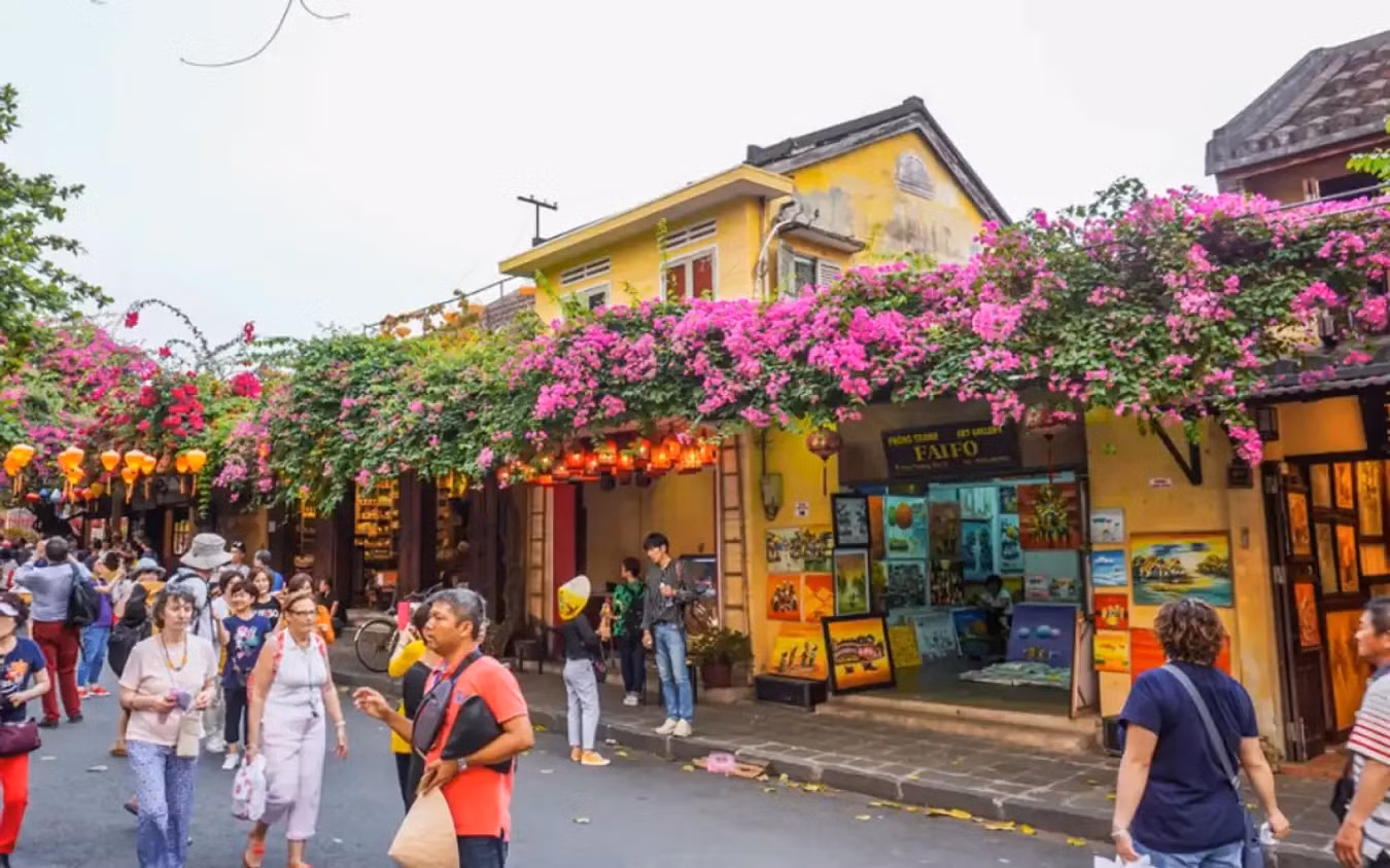 Hội An bình yên với không gian và con người thân thiện. Ảnh: Traveloka.