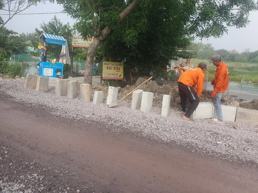 Công nhân đang làm phần bó vỉa bên lề đường.