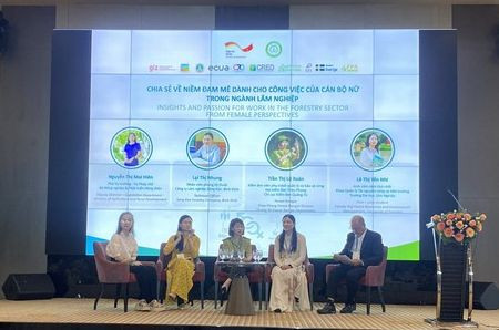 Các cán bộ nữ trong ngành lâm nghiệp chia sẻ niềm đam mê công việc tại hội nghị.
