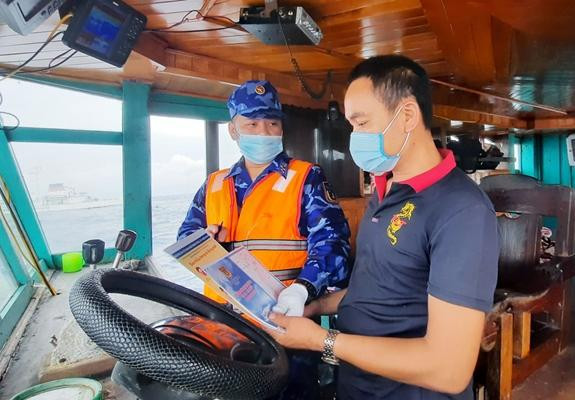 Kiểm tra, giám sát hoạt động đánh bắt cá của ngư dân và thực hiện các công tác tuyên truyền trên biển. Kiểm tra, giám sát hoạt động đánh bắt cá của ngư dân và thực hiện các công tác tuyên truyền trên biển.